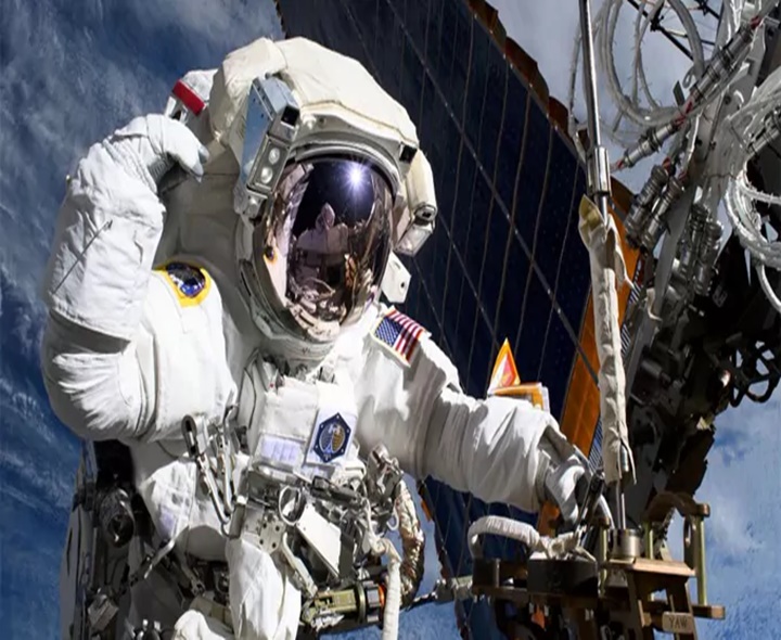 ISSలో వ్యోమగామికి తీవ్ర అనారోగ్యం