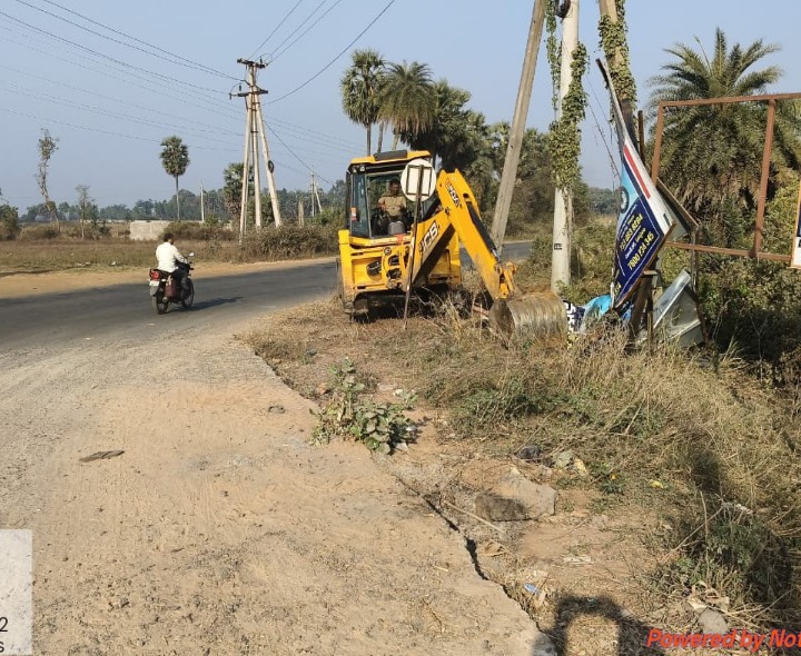 ఎస్సై చొరవతో మలుపు వద్ద పిచ్చి మొక్కల తొలగింపు