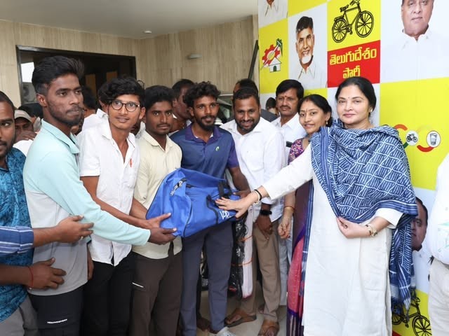 గ్రామీణ యువతకు క్రీడా సామగ్రి అందించిన ఎమ్మెల్యే