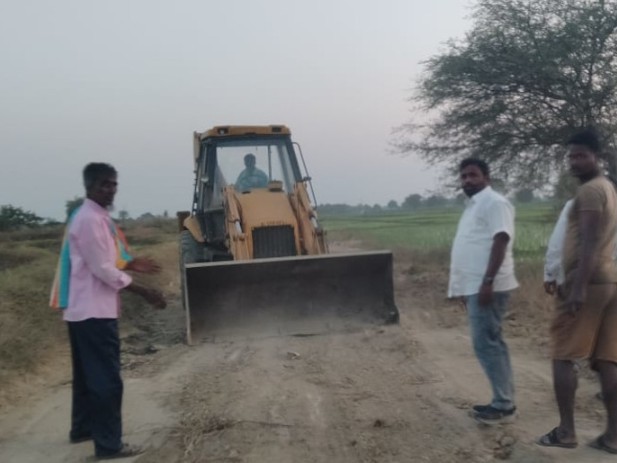 సిర్పూర్ రోడ్డుకు మరమ్మతులు చేపట్టిన సర్పంచ్
