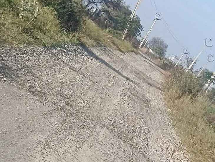 గుంతల మయంగా ఉప్పునుంతల-తాడూర్ రహదారి