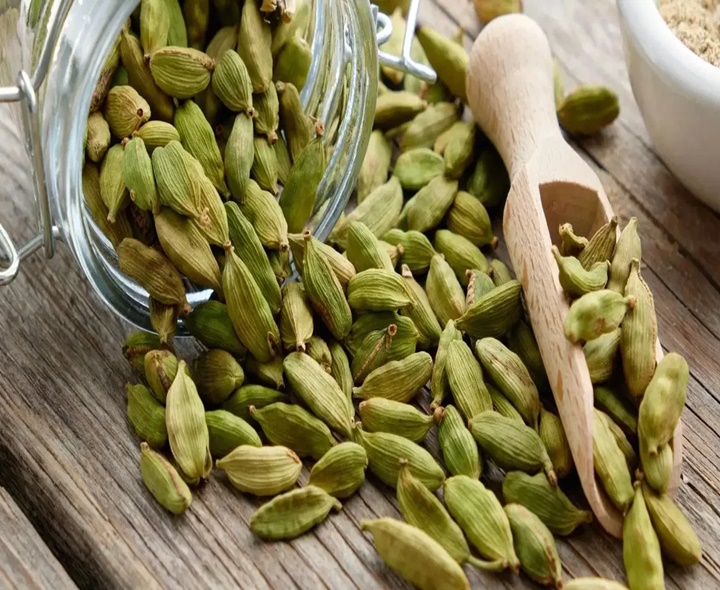 అధిక బరువుని తగ్గించే యాలకులు