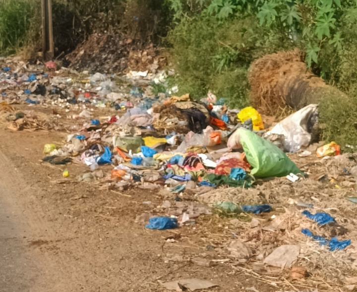 శ్మశాన వాటిక వద్ద చెత్త.. ప్రజల ఆగ్రహం