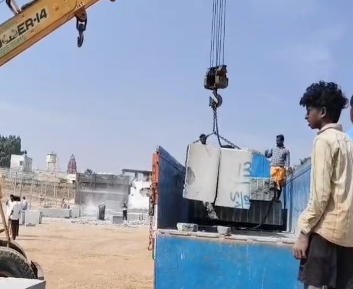 ఆలయంలో అభివృద్ధి పనులను పరిశీలించిన ఈవో