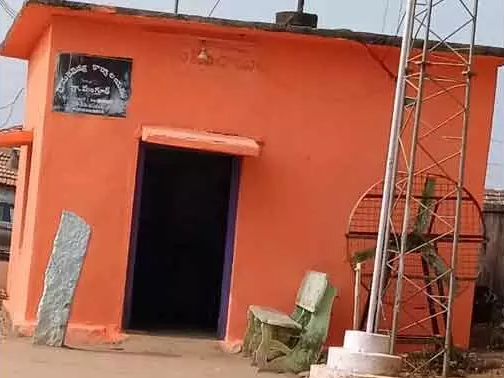 ఇది పార్టీ కార్యాలయమా… లేక గ్రామపంచాయతీనా..!?