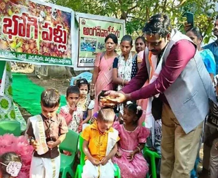 చిన్నారులకు భోగిపళ్లు పోసిన కలెక్టర్‌