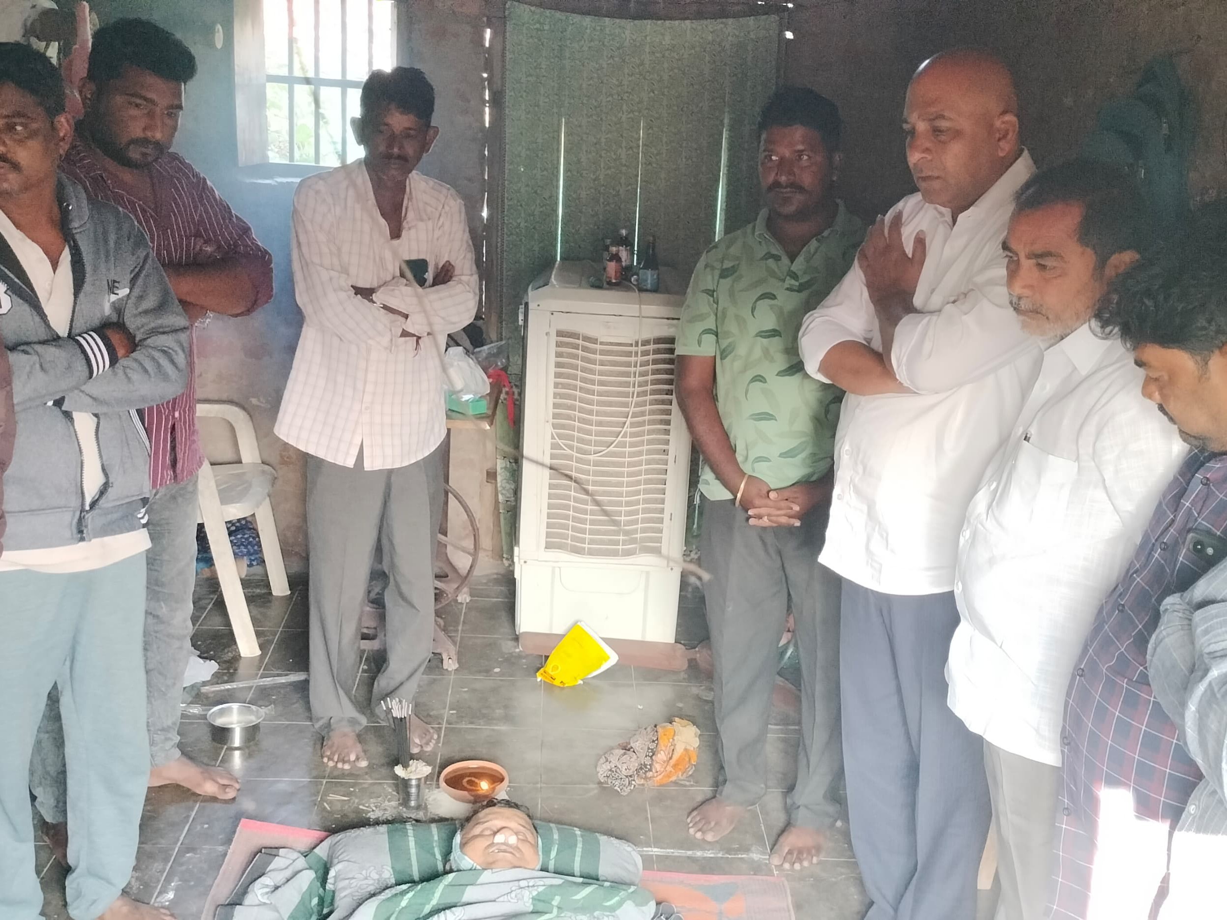 గుండెపోటుతో వ్యక్తి మృతి.. BRS జిల్లా అధ్యక్షుడు నివాళి