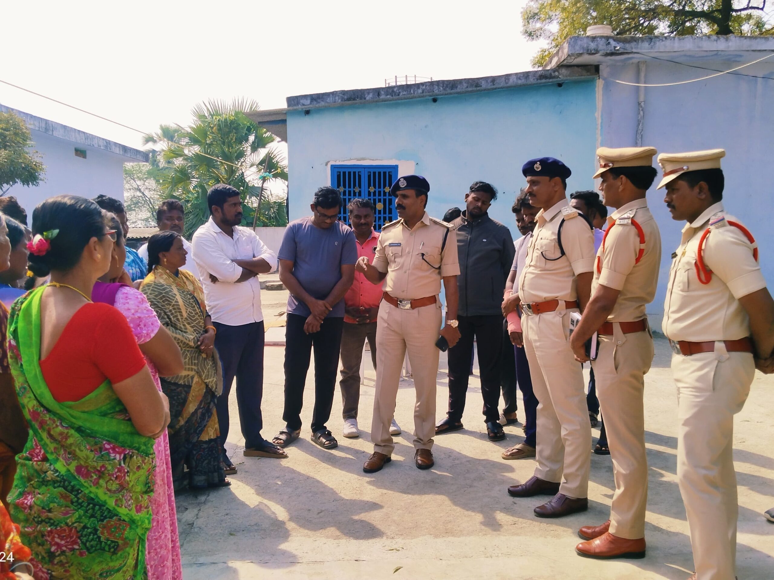 ‘అధైర్యపడవద్దు.. పోలీస్ శాఖ అండగా ఉంటుంది’