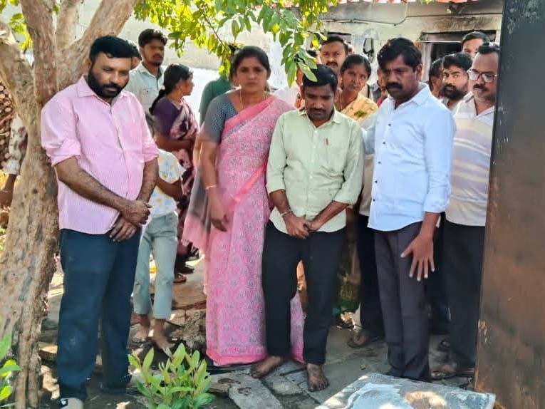 దగ్ధమైన ఇంటిని పరిశీలించిన ఎమ్మెల్యే