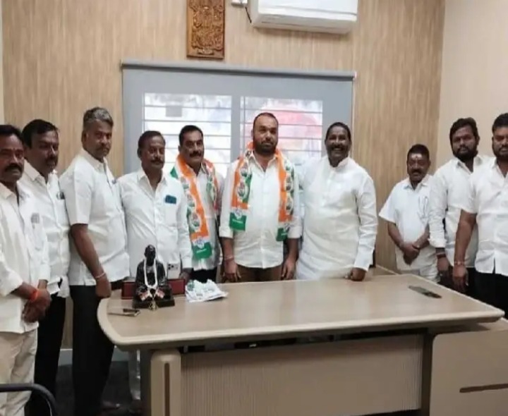 MLA సమక్షంలో కాంగ్రెస్ పార్టీలో చేరిన.. మాజీ కౌన్సిలర్
