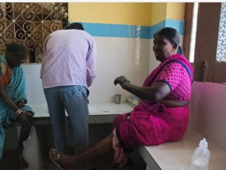 పిచ్చికుక్కల దాడిలో మహిళకు గాయాలు