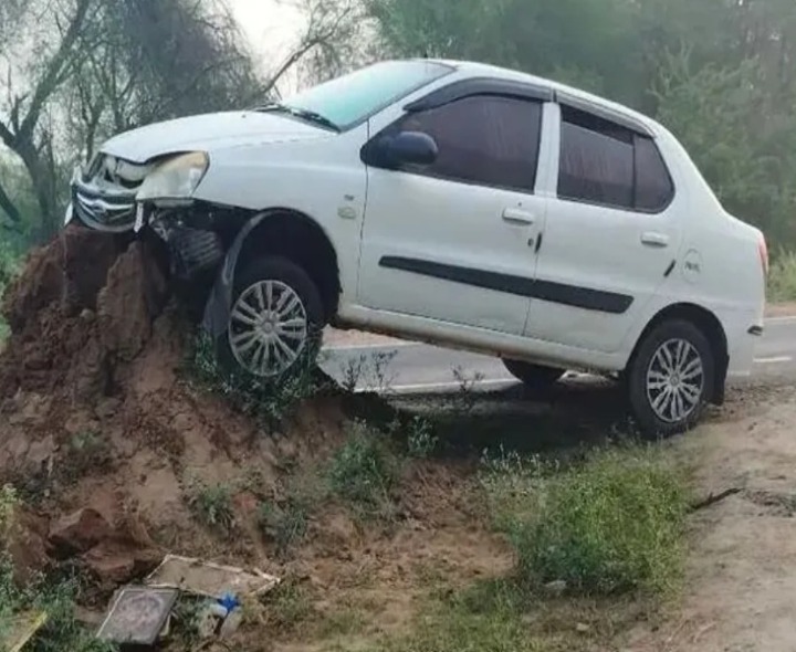 పుట్టపైకి  ఎక్కిన కారు.. తప్పిన ప్రమాదం