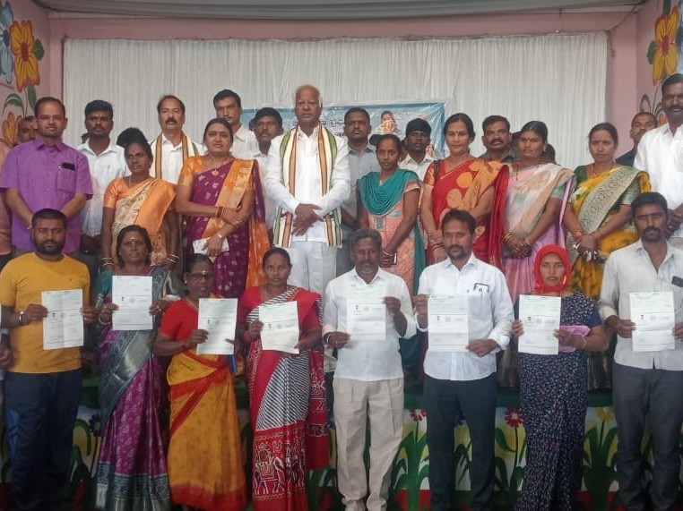 ఏడాదిలో నిర్మాణాలను పూర్తి చేస్తాం: ఎమ్మెల్యే