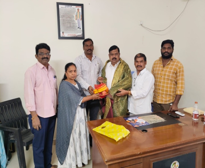 ఎమ్మెల్యేను కలిసిన ఆర్టీసీ డీఎం