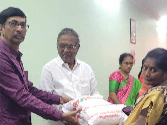 నిరుపేదలకు వస్త్రాలు వితరణ