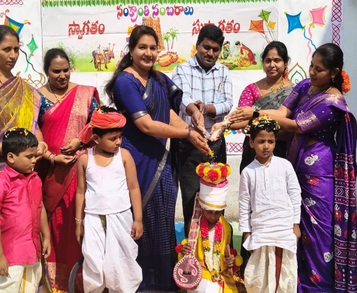 హరిదాసు అలంకారంలో ఆకుట్టుకున్నపిల్లలు