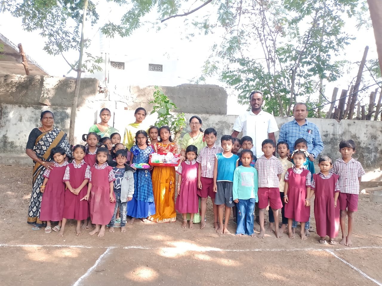 ముందస్తు సంక్రాంతి వేడుకలు నిర్వహించిన సర్పంచ్