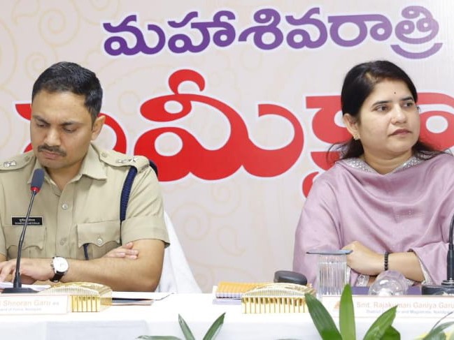 భక్తులకు అన్ని సౌకర్యాలు కల్పించాలి: కలెక్టర్