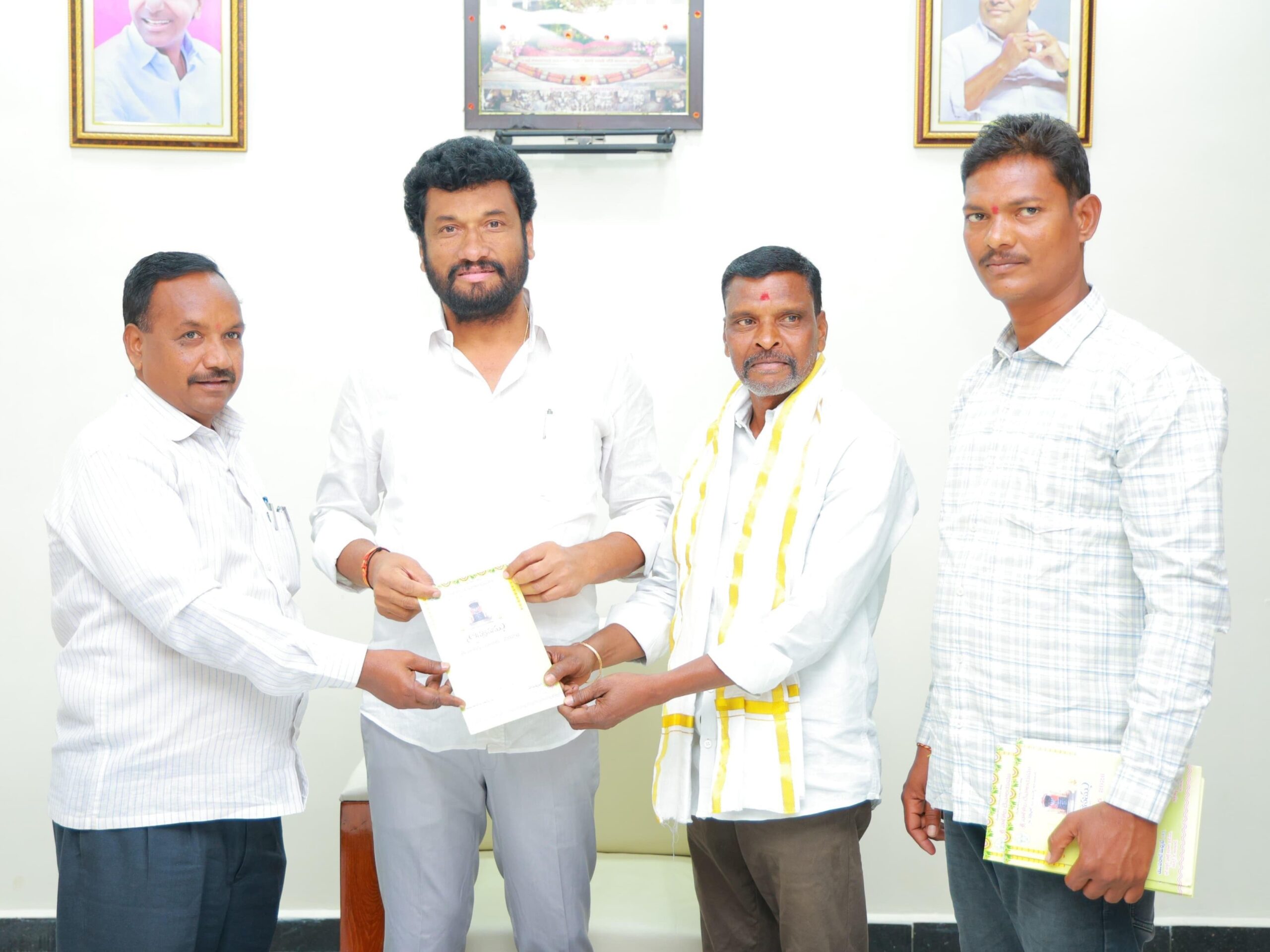 జాతరకు రావాలని ఎమ్మెల్యేకు ఆహ్వానం