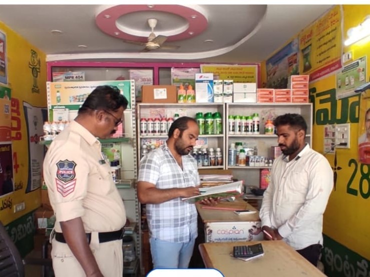 ఎరువుల విక్రయ కేంద్రాలను తనిఖీ