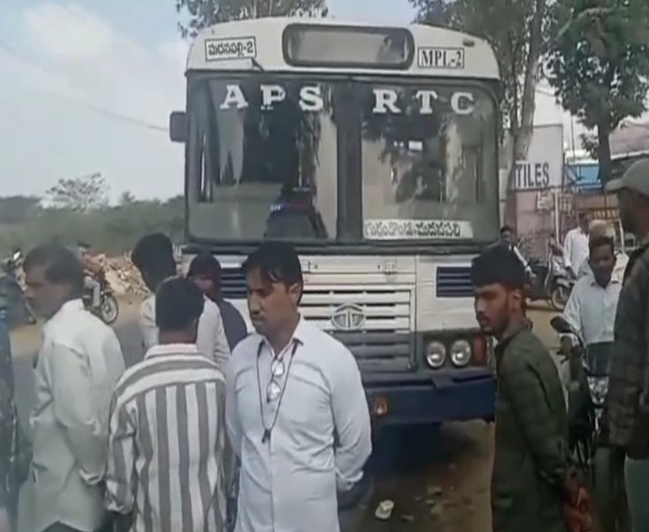 మదనపల్లెలో ఆర్టీసీ బస్సు ప్రమాదం