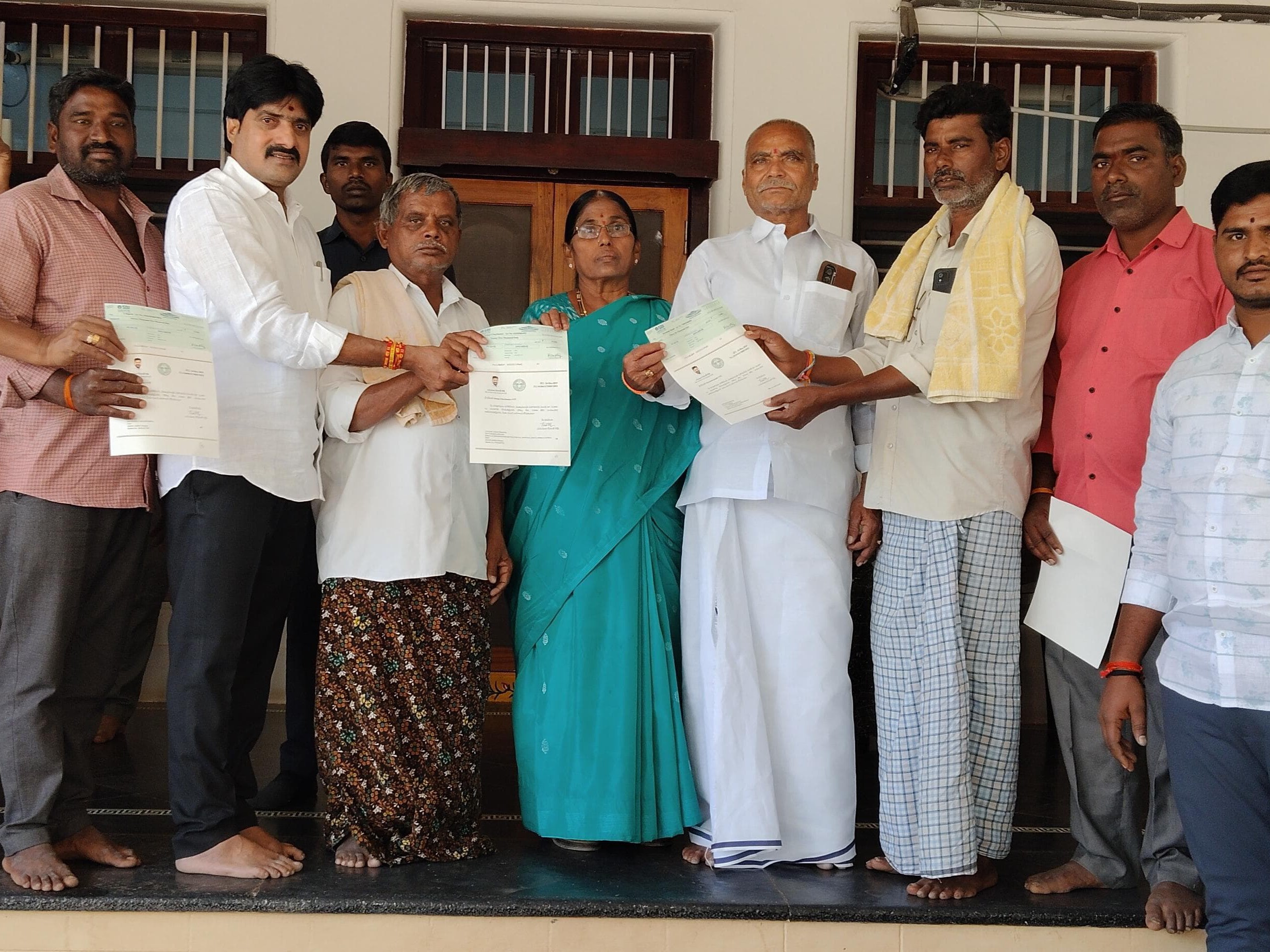 114 మందికి చెక్కులు అందజేసిన ఎమ్మెల్యే