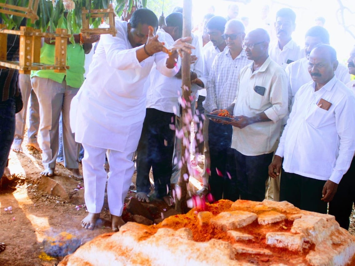 నీటిని విడుదల చేసిన ఎమ్మెల్య దొంతి