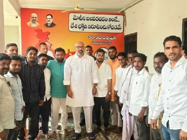 ఎంపీను కలిసిన పంచాయితీ పాలకవర్గం