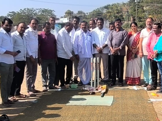 నార్నూరులో క్రికెట్ టోర్నమెంట్ ప్రారంభం