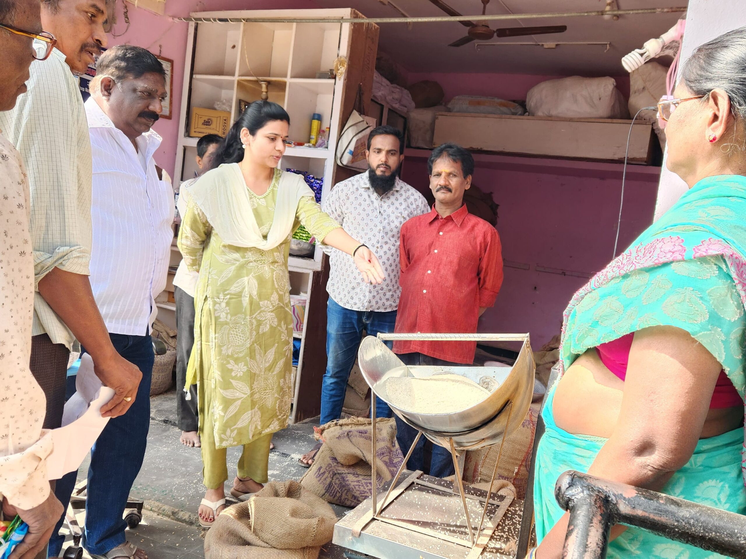 రేషన్ షాప్‌‌ను  ఆకస్మికంగా తనిఖీ చేసిన కార్పొరేటర్