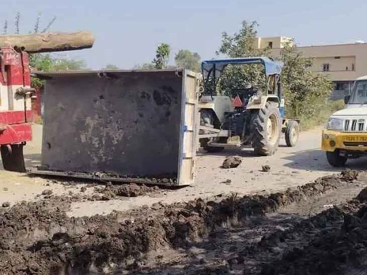 మట్టి లోడుతో వెళ్తున్న ట్రాక్టర్ బోల్తా