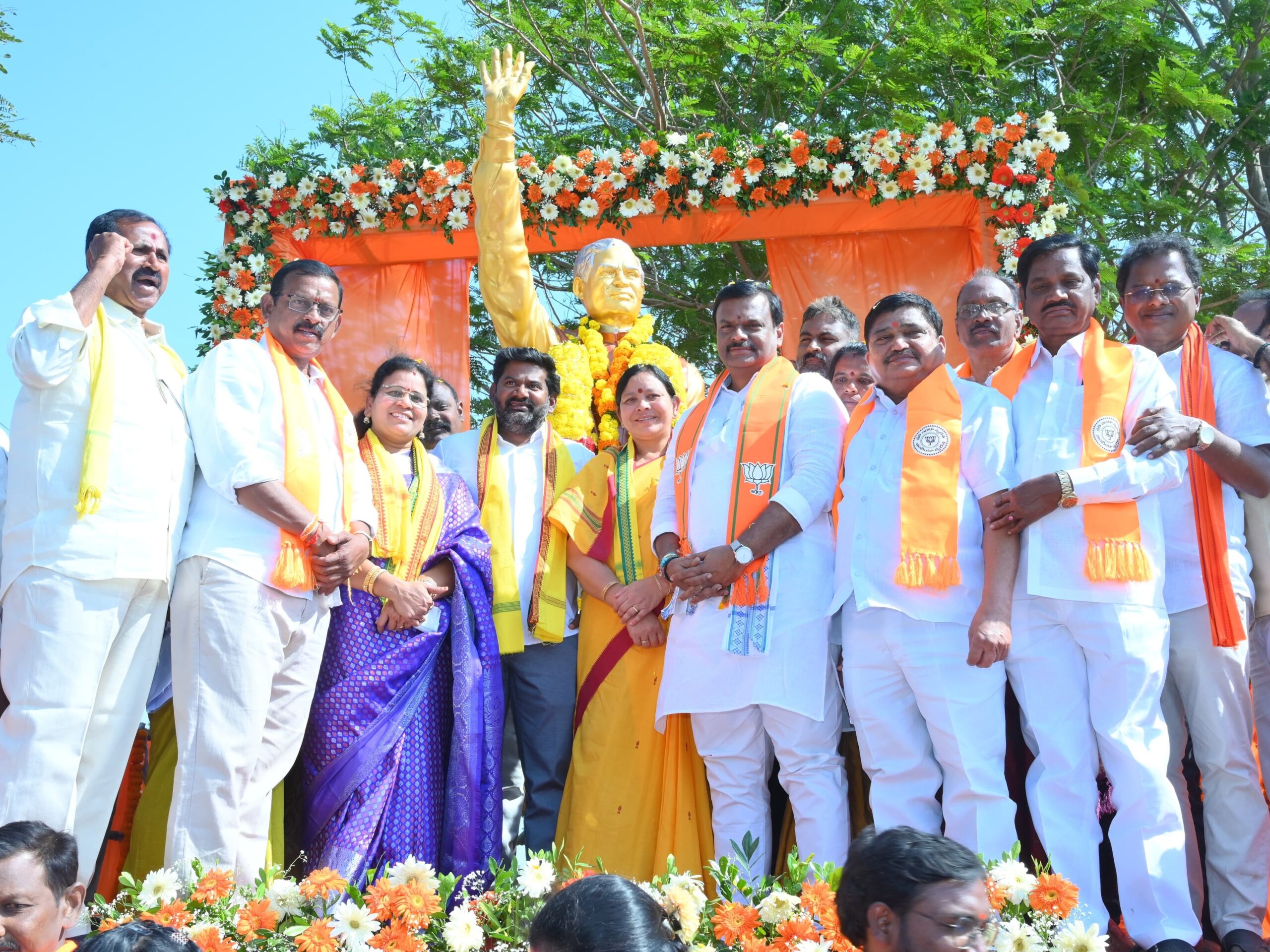 వాజ్ పేయి విగ్రహావిష్కరణ చేసిన బీజేపీ రాష్ట్ర అధ్యక్షుడు