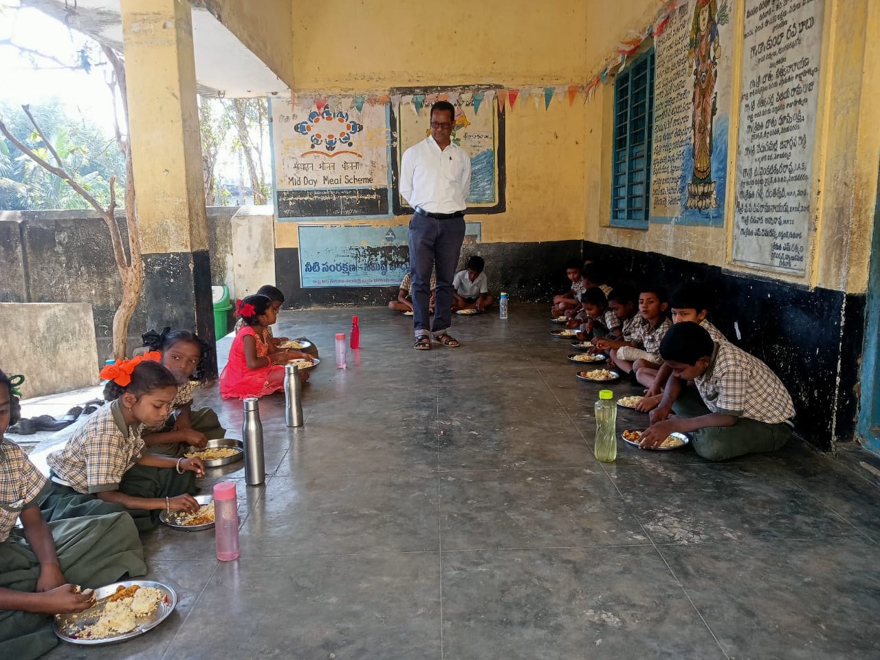 మధ్యాహ్న భోజనాన్ని పరిశీలించిన ఎంఈవో