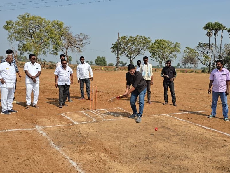 జిల్లా స్థాయి క్రికెట్ పోటీలను ప్రారంభించిన నల్లమోతు సిద్ధార్థ