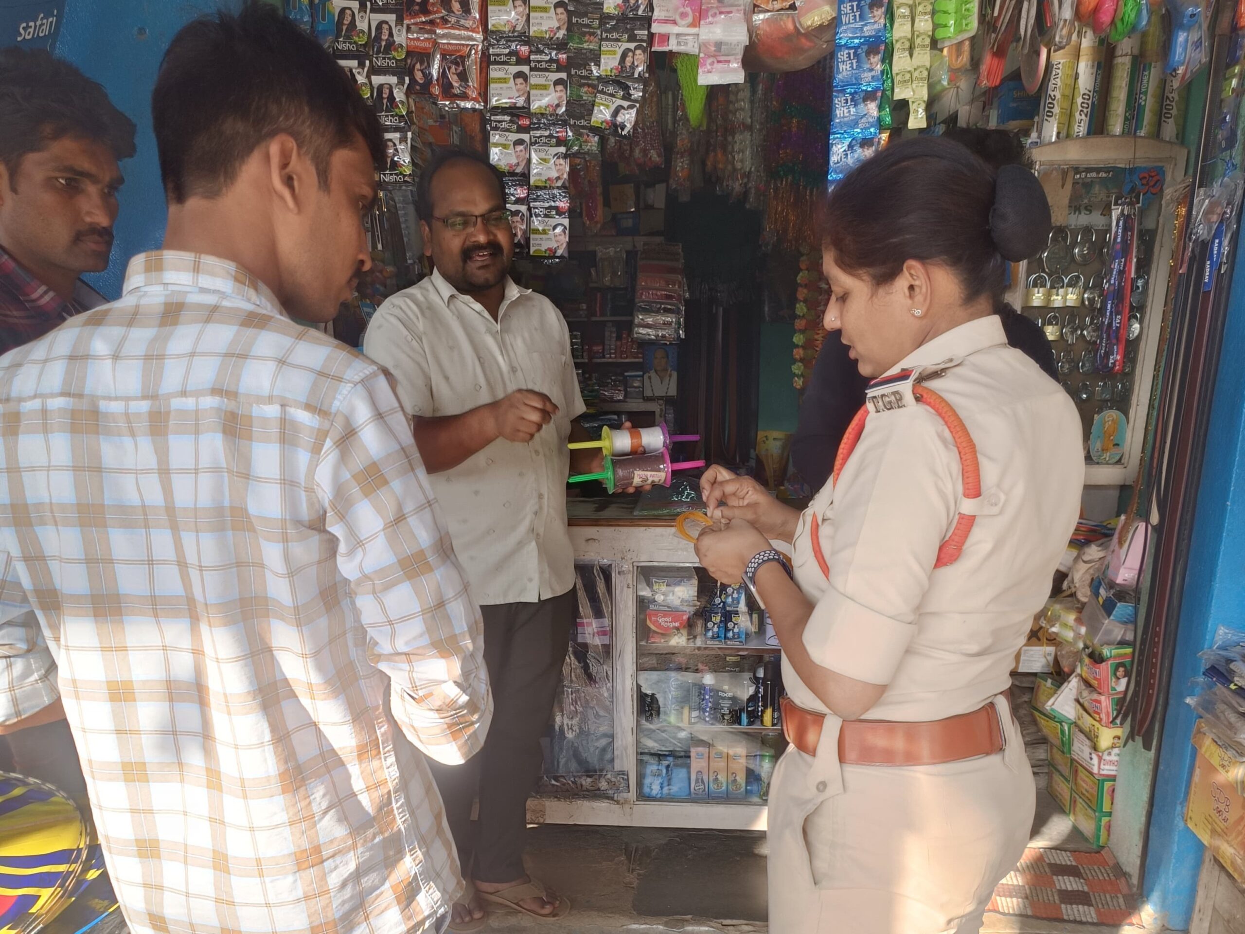 పతంగుల దుకాణాలు తనిఖీ