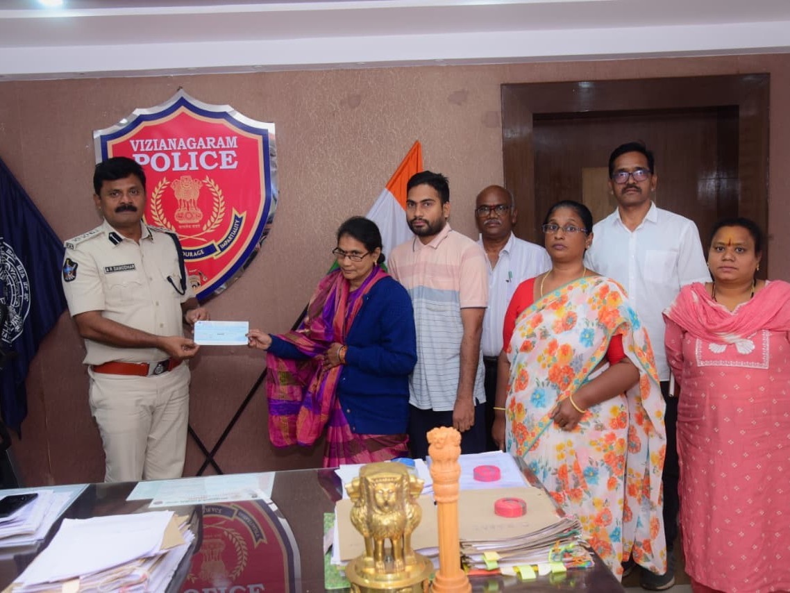 హెడ్ కానిస్టేబుల్ కుటుంబానికి పోలీసుల చేయూత