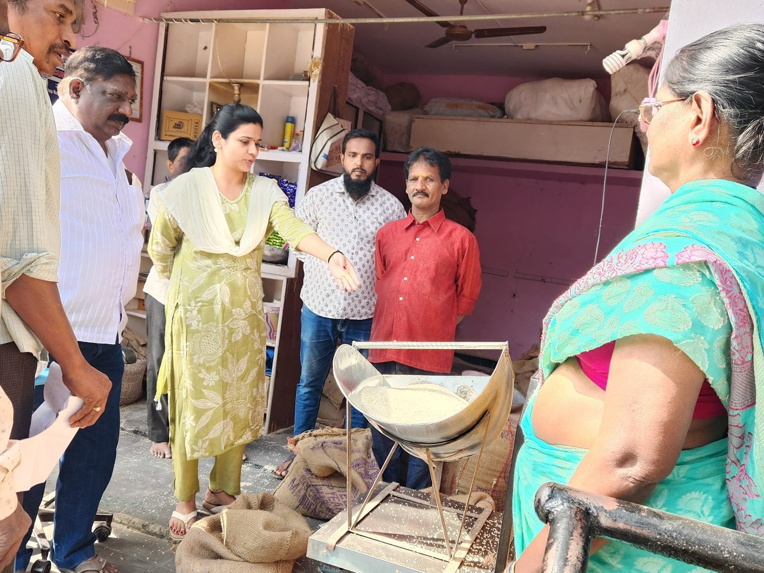 అల్వాల్ రేషన్ దుకాణాలపై తనిఖీలు