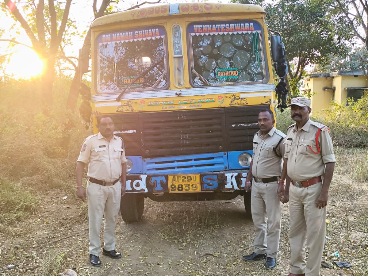 అక్రమంగా తరలిస్తున్న మట్టి టిప్పర్ పట్టివేత
