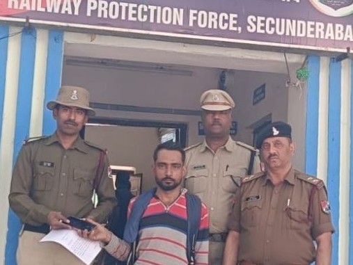 సికింద్రాబాద్ రైల్వే స్టేషన్లో పోగొట్టుకున్న మొబైల్ అందజేత