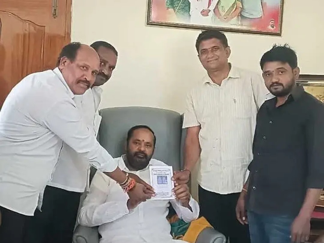 ఎమ్మెల్యేకు సమ్మక్క- సారక్క జాతర ఆహ్వానం