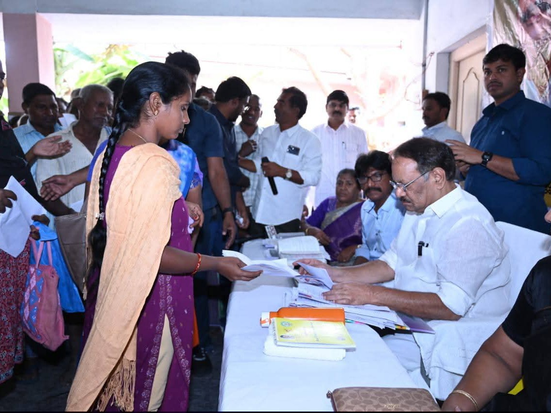 ప్రజల అర్జీలు స్వీకరించిన ఎమ్మెల్యే ఆనందబాబు