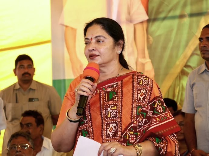 అభివృద్ధి అంటే రాళ్లు వేయడమా: వేమిరెడ్డి