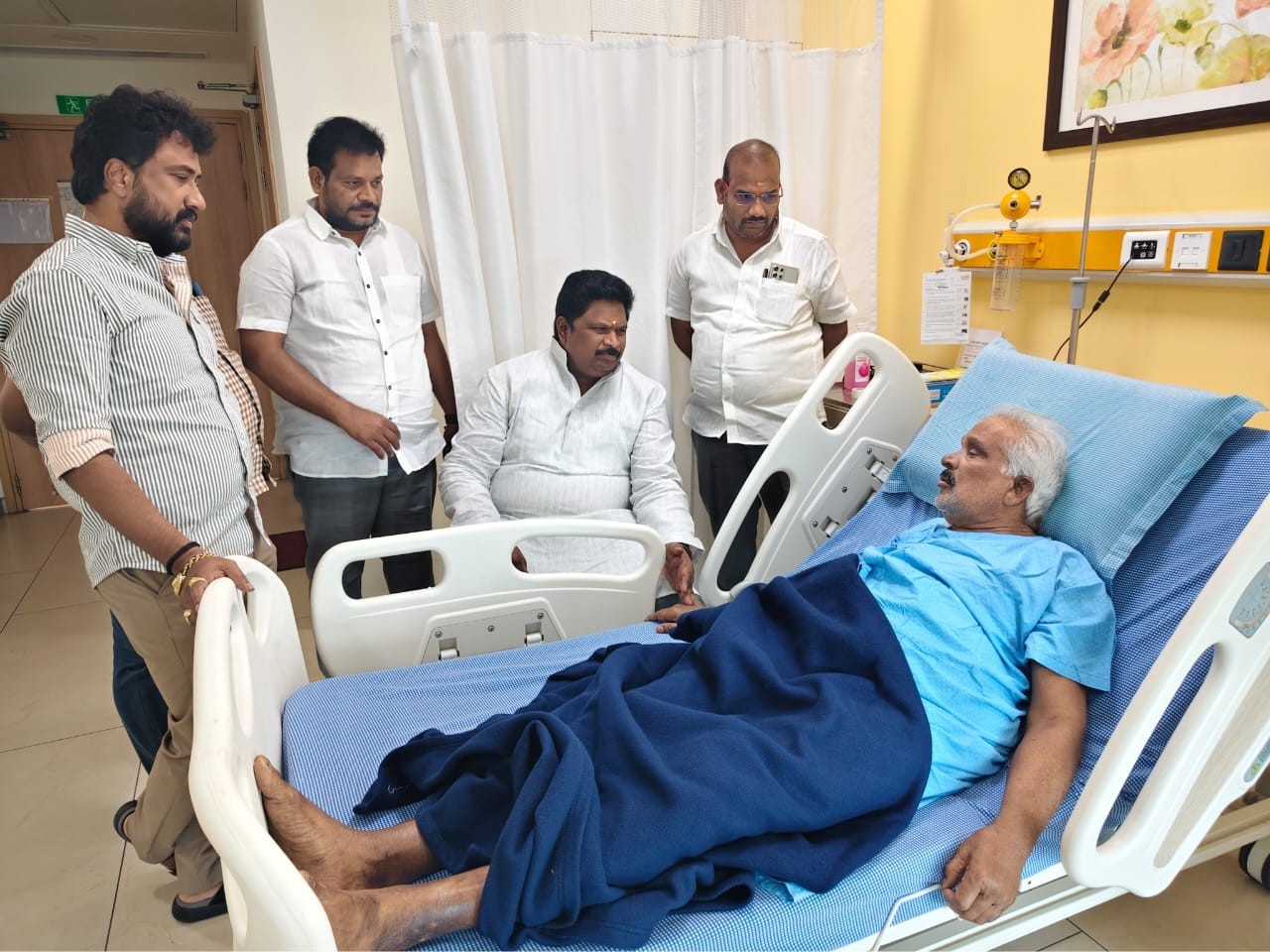 మాజీ మంత్రిని పరామర్శించిన జిల్లా అధ్యక్షులు