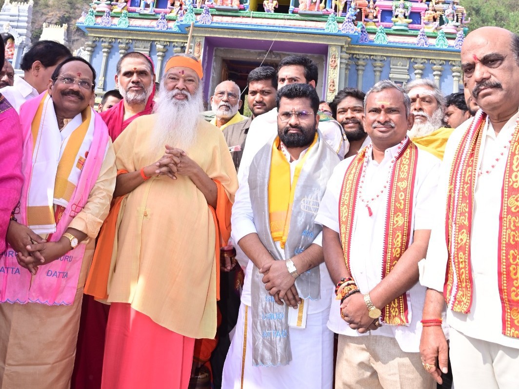 అమ్మవారిని దర్శించుకున్న దత్త పీఠాధిపతి