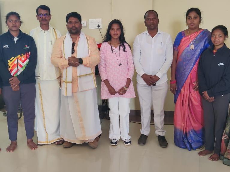 గిరిజన యువ సమ్మేళనానికి అరకు విద్యార్ధిని