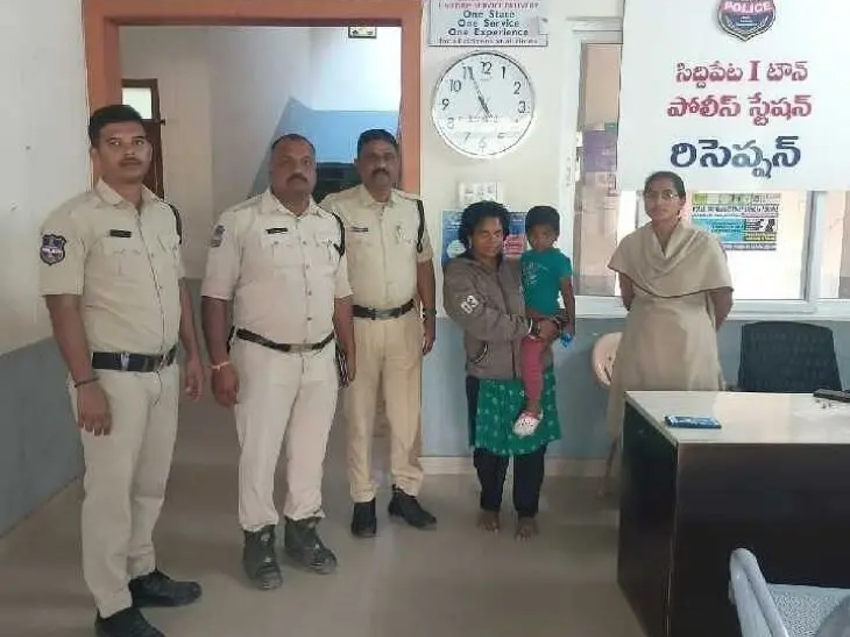 తప్పిపోయిన బాలుడిని తల్లికి అప్పగించిన పోలీసులు