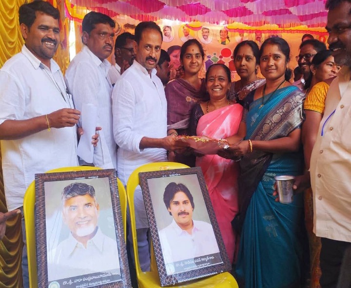 చంద్రబాబు, పవన్ కళ్యాణ్ చిత్రపటాలకు పాలాభిషేకం