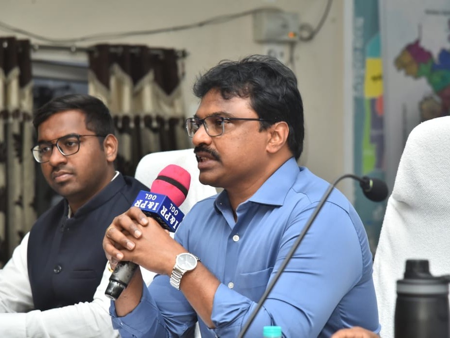 ‘పాస్ పుస్తకాల పంపిణీ 11వ తేదీలోగా పూర్తి చేయాలి’