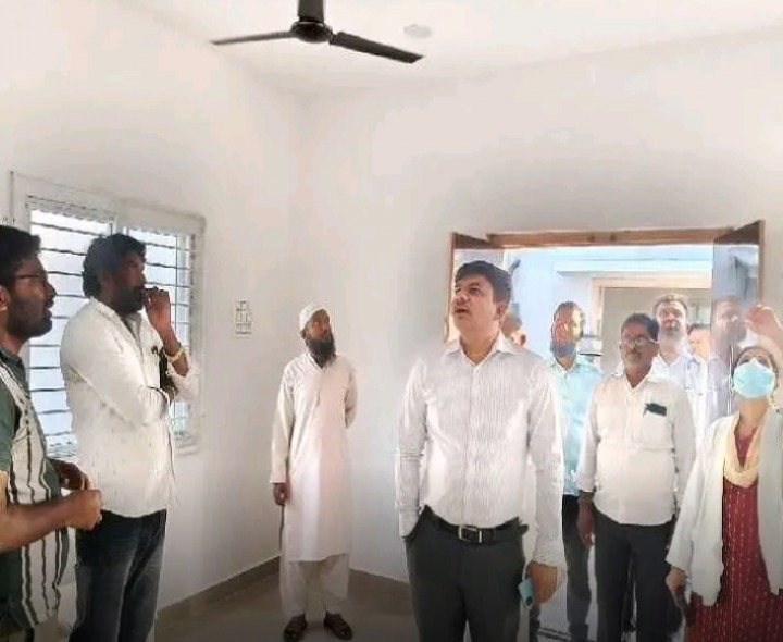 భవన నిర్మాణాన్ని పరిశీలించిన కమిషనర్