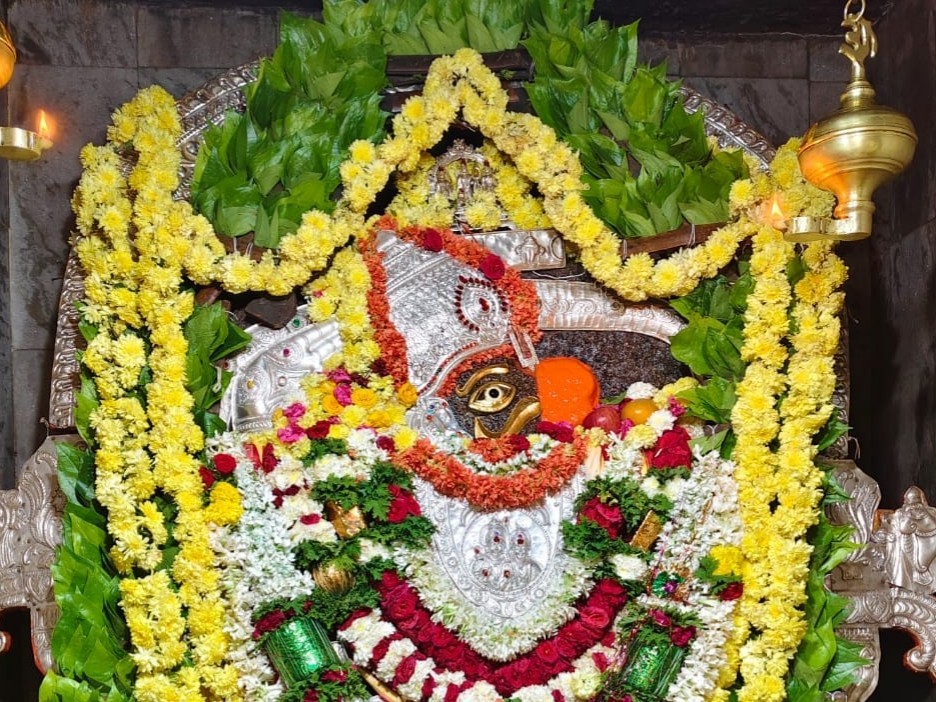 ప్రత్యేక అలంకరనలో ప్రసిద్ద మురడి ఆంజనేయుడు